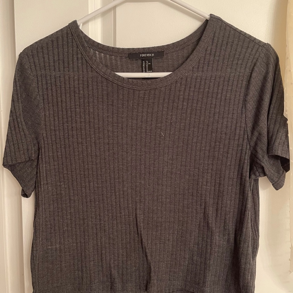 Grey cropped t shirt